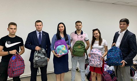 Молодые парламентарии собрали рюкзаки и книги детям Донбасса